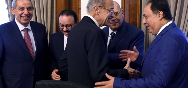 «إسماعيل» يتوسط عدداً من الوزراء بعد اجتماع الحكومة