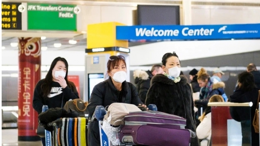 مسافرون صينين خلال عودتهم إلى بلادهم بسبب