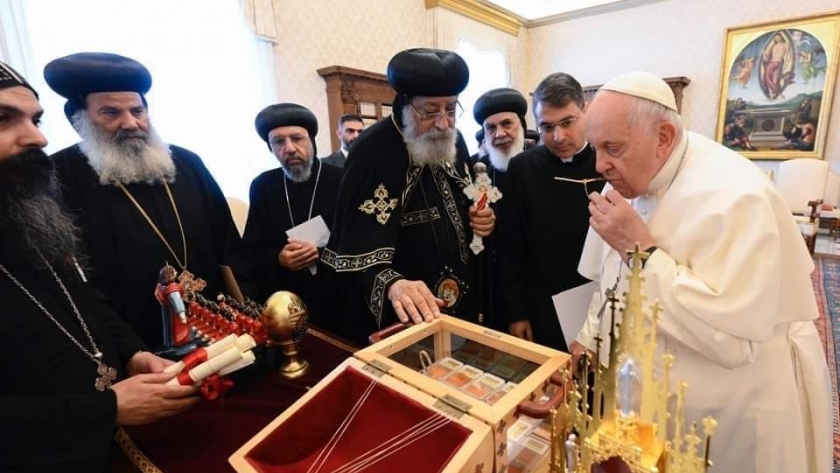 البابا تواضروس يقدم الهدية للبابا فرنسيس