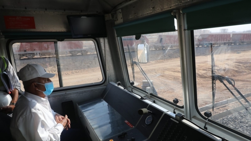 وزير النقل يستقل جرار قطار LRT ويتابع تنفيذ مونوريل العاصمة الإدارية