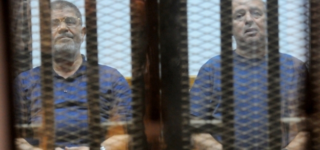«مرسى» داخل القفص فى جلسة محاكمة سابقة