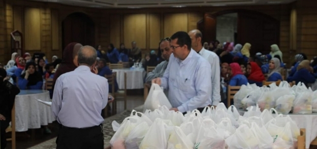 جامعة كفرالشيخ توزع سلع رمضانية على العاملين