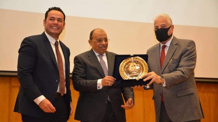 محافظ جنوب سيناء يتسلم جائزة أفضل تجربة تنموية ناجحة