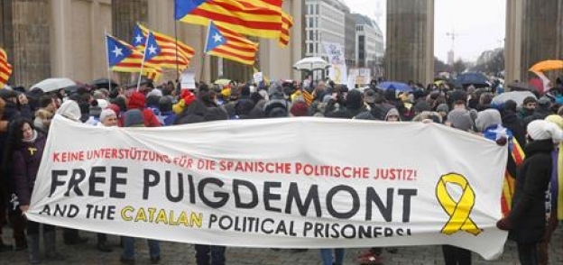 مئات المتظاهرين يطالبون في برلين بالإفراج عن رئيس كتالونيا المُقال