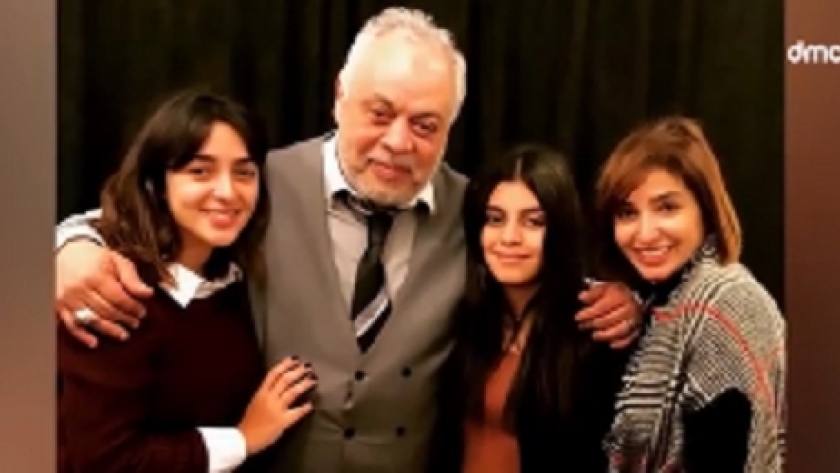الفنان أشرف زكي بصحبة زوجته روجينا وبناته