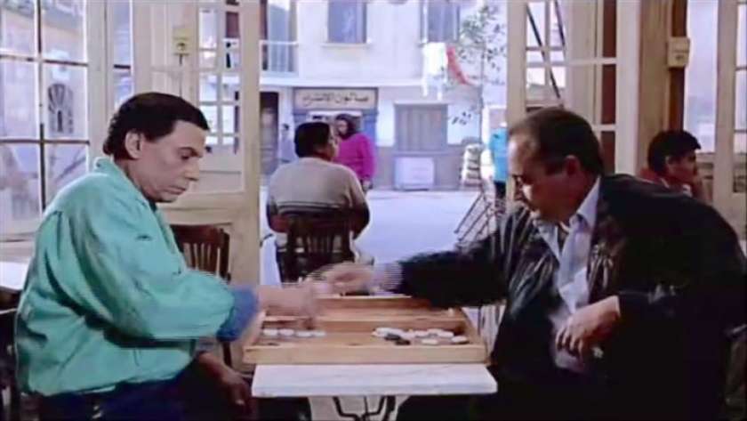 وحيد حامد مع عادل إمام في مشهد من «اللعب مع الكبار»