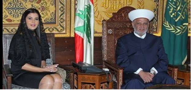 مفتي لبنان برفقة المرأة ذات الفستان القصير