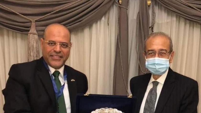رئيس وزراء مصر السابق مع جبران