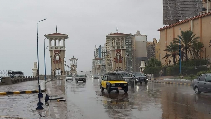 أمطار غزيرة أغرقت شوارع محافظة الإسكندرية