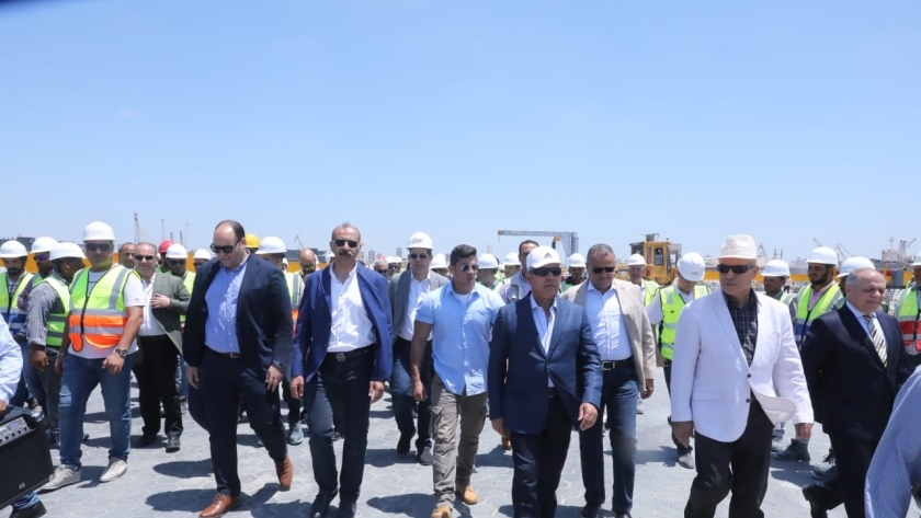 وزير النقل يتفقد المشروعات الجاري تنفيذها بميناء الإسكندرية