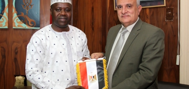 رئيس جامعة طنطا يلتقى سكرتير أول سفارة نيجيريا لبحث تطوير التعليم والبحث العلمى بين الجانبين