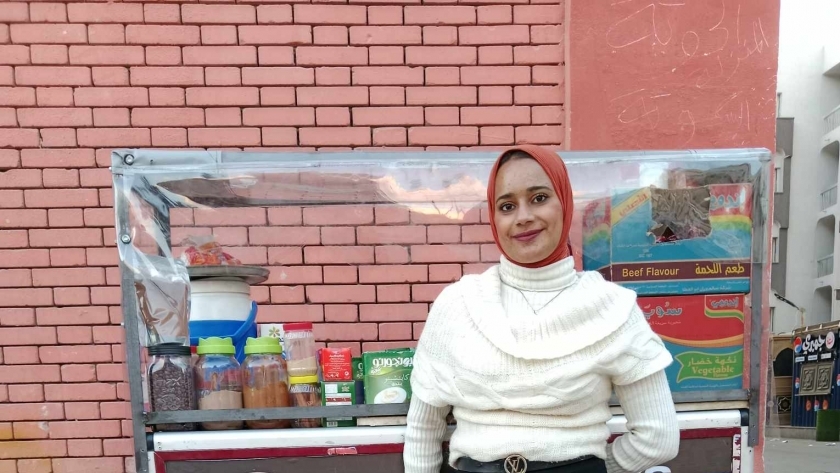 أماني قابيل أمام مشروعها في بورسعيد