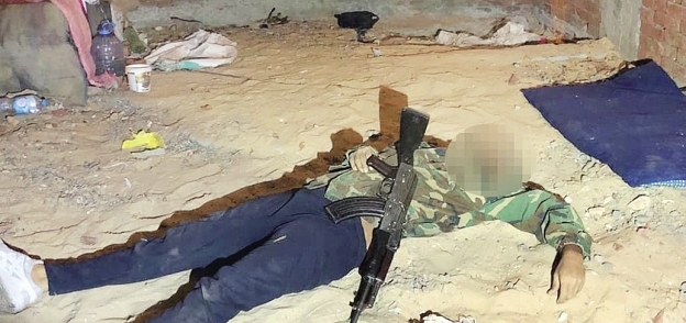 اثنان من الإرهابيين بعد تصفيتهما داخل الأوكار التى استهدفتها قوات الأمن