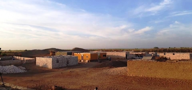 منازل قرية جبران وعلى أسطحها ألواح توليد الطاقة الشمسية