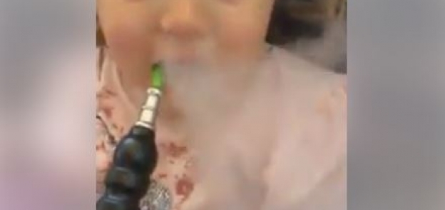 الطفلة تدخن الشيشة