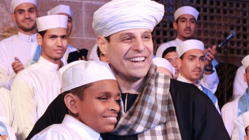 محمود التهامي مع خريجي مدرسة الإنشاد الديني