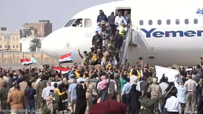 لحظة وصول الحكومة اليمنية إلى مطار عدن