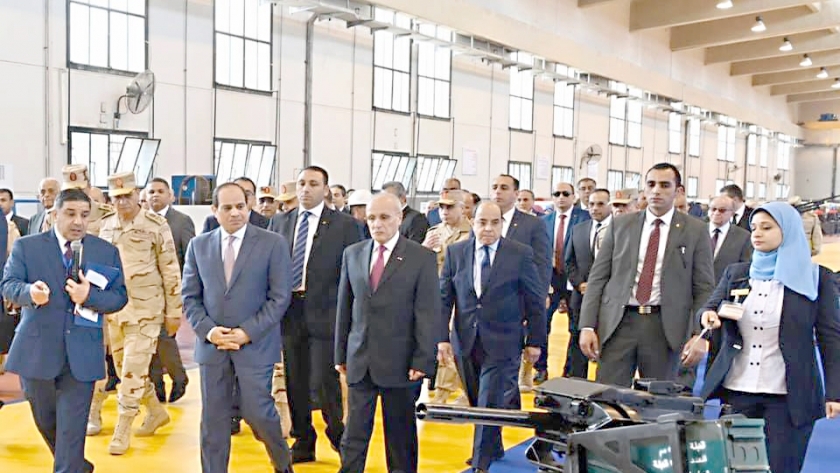 الرئيس السيسى يتفقد أحد مصانع الإنتاج الحربى