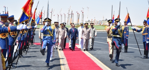 الرئيس مع الزعماء العرب في افتتاح قاعدة محمد نجيب العسكرية