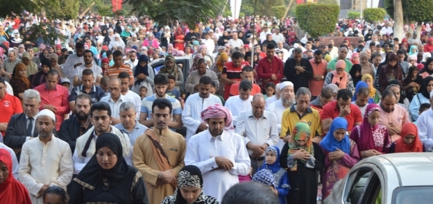 استمرار ظاهرة الاختلاط في صلاة العيد بـ"مصطفى محمود"