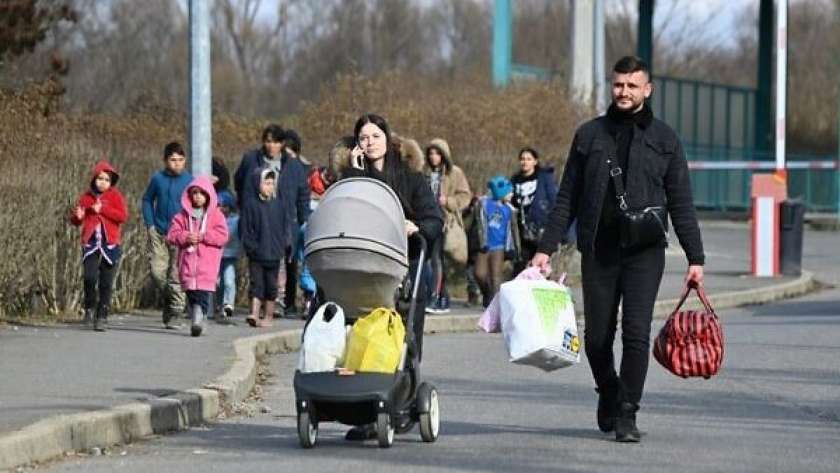مجموعة من المدنيين خلال خروجهم من أوكرانيا
