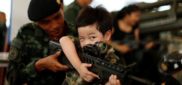 الأطفال داخل الثكنات العسكرية في تايلاند