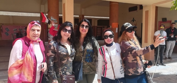 سيدات مدرسة «رشدى» يرتدين ملابس الجيش أثناء الإدلاء بأصواتهن