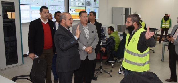 المحافظ يزور محطة كهرباء بني سويف: طاقم تشغيل المحطة مصري 100%