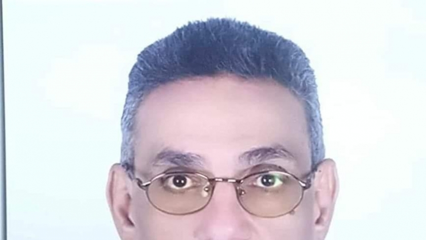 الدكتور علاء عبد الحفيظ أستاذ العلوم السياسية ووكيل كلية  التجارة بجامعة أسيوط