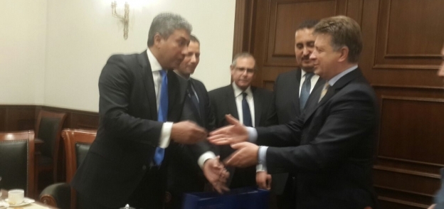 وزير الطيران المصري مع وزير النقل الروسي