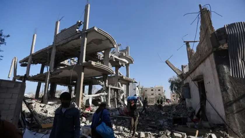 أحد المباني المتهدمة نتيجة القصف على غزة