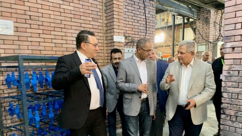 نائب وزير الإسكان يتفقد عددا من المصانع بالقاهرة الجديدة