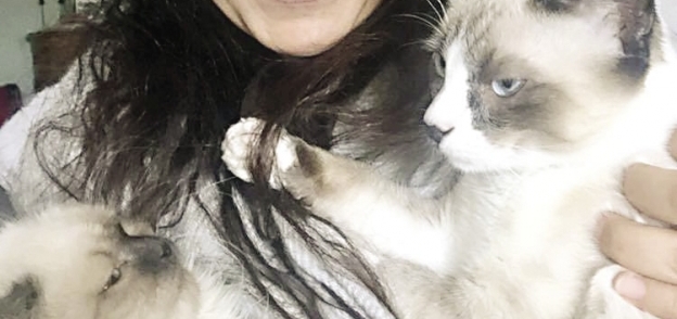 شيماء مع قطها