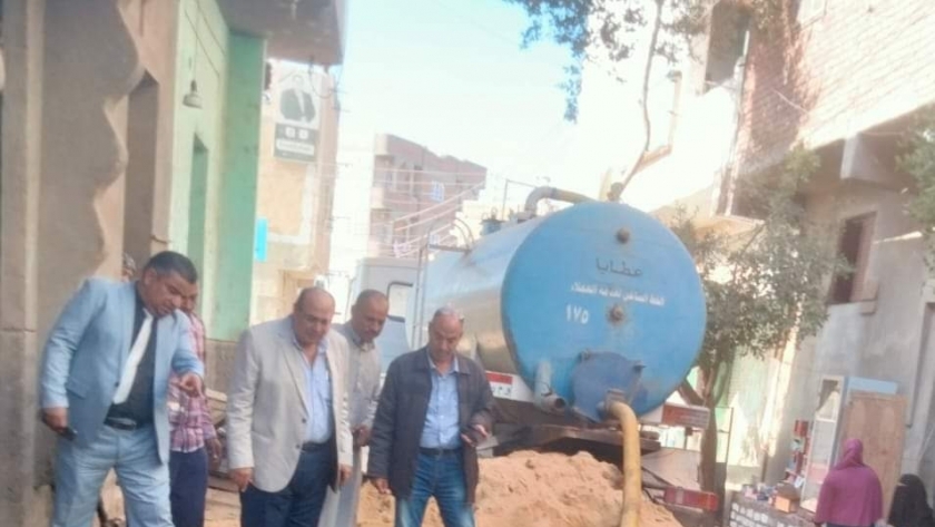 كسر في خط مياه رئيسي مغذي لـ 3 قرى تابعة لمركز سمسطا ببني سويف 