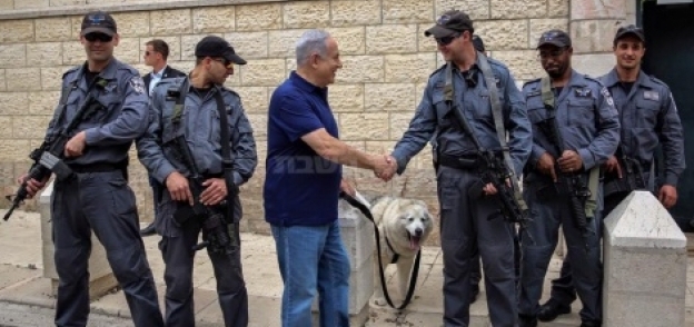 "نتنياهو" يتجول مع كلبته "كايا" وسط حراسة من "الشاباك" ورجال "يسام"