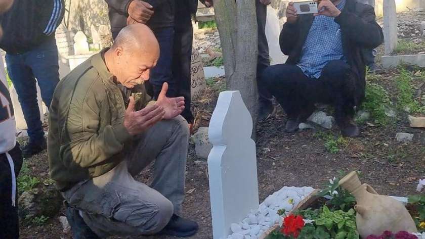 يونس يزور قبر والده الذي توفى أثناء أسره بالسجون الإسرائيلية