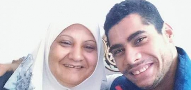 صورة البطل المصري محمد إيهاب مع والدته
