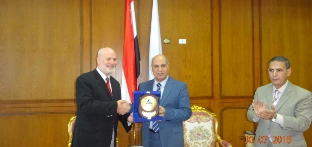 نائب حاكم دبى راعى"آل مكتوم" يكرم رئيس جامعة كفر الشيخ