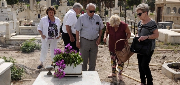 «كابنولا» تزور قبرى والدها وجدها اللذين دفنا فى المقابر اليونانية بالإسكندرية