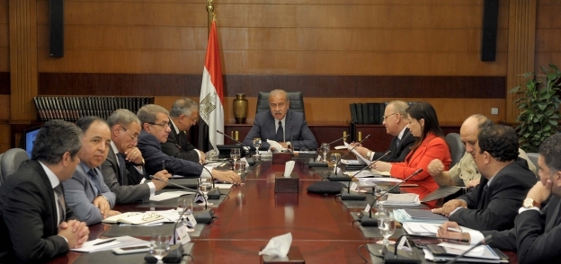 رئيس الوزراء خلال اجتماعه بلجنة حصر الأموال «صورة أرشيفية»
