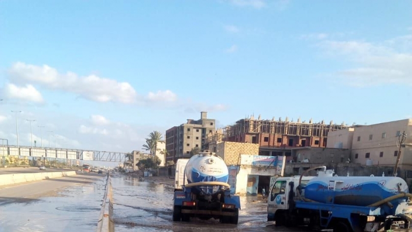 شركة مياه الشرب خلال سحب أمطار في مطروح بالطريق الساحلي مطروح الإسكندرية
