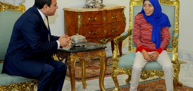 الرئيس عبدالفتاح السيسى خلال لقائه بفتاة العربة «صورة أرشيفية»