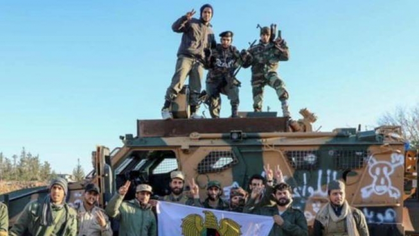 قوات حفتر بعد استيلائها على مدرعة تركية تخص قوات «الوفاق»