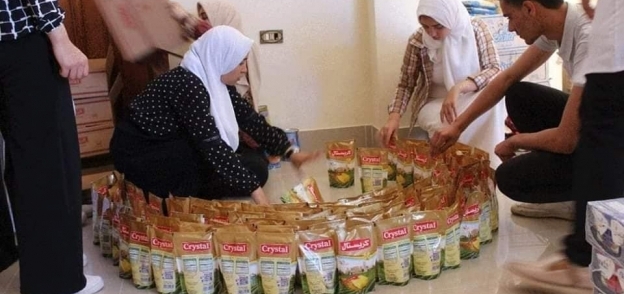 طلاب تمريض كفرالشيخ يوزعون 100 شنطة رمضانية على غير القادرين