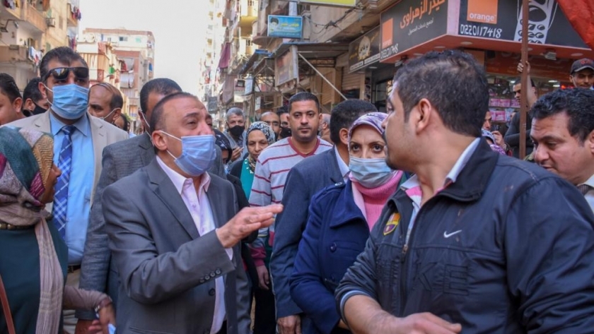 محافظ الإسكندرية يتفقد أعمال مشروع توصيل شبكة الصرف الصحى بالفلكى