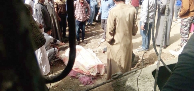 بالصور :مصرع عامل لسقوط ونش خلاطه على رأسه بقرية بلقينا بالمحلة 