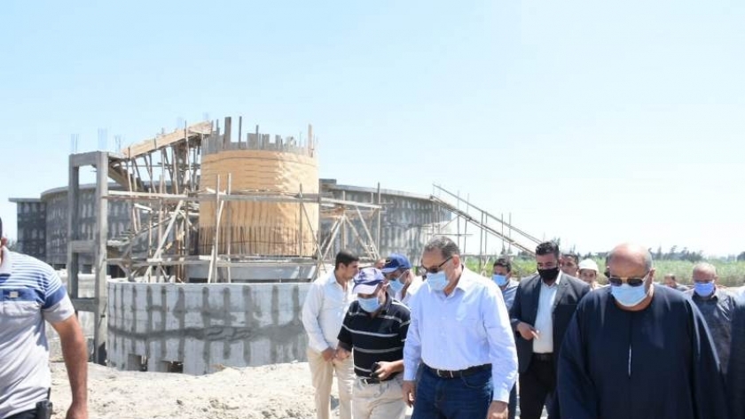 محافظ الشرقية يتفقد أعمال إنشاء محطة مياه البكارشة بمركز الحسينية