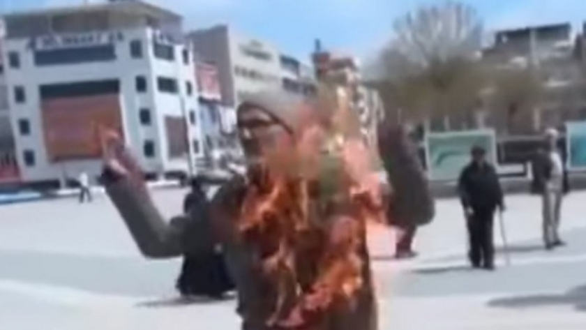 مواطن تركي يشعل النيران فى نفسه أمام مبنى محافظة ملاطية