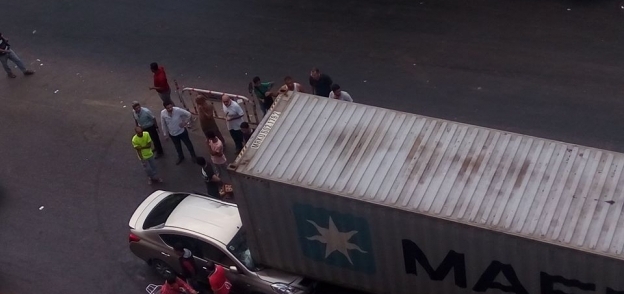 إصابة مهندس وزوجته في حادث تصادم مقطورة بكوبرى مشاة شرق الإسكندرية