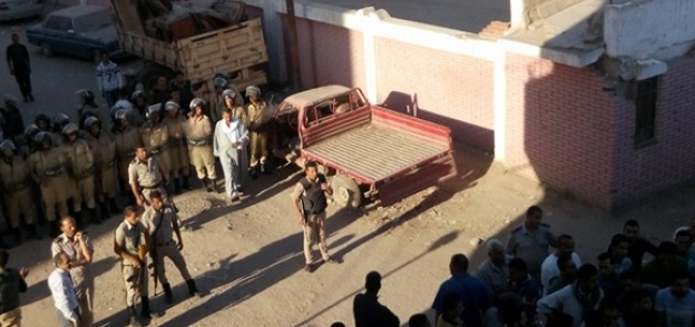 بالصور| تجمهر أهالي أمام مركز شرطة الحسينية للمطالبة بتسليم قاتل فتاة